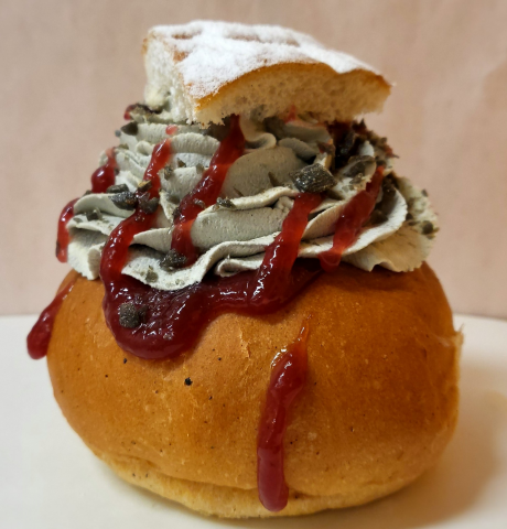 Bild på Hallonlakritssemla